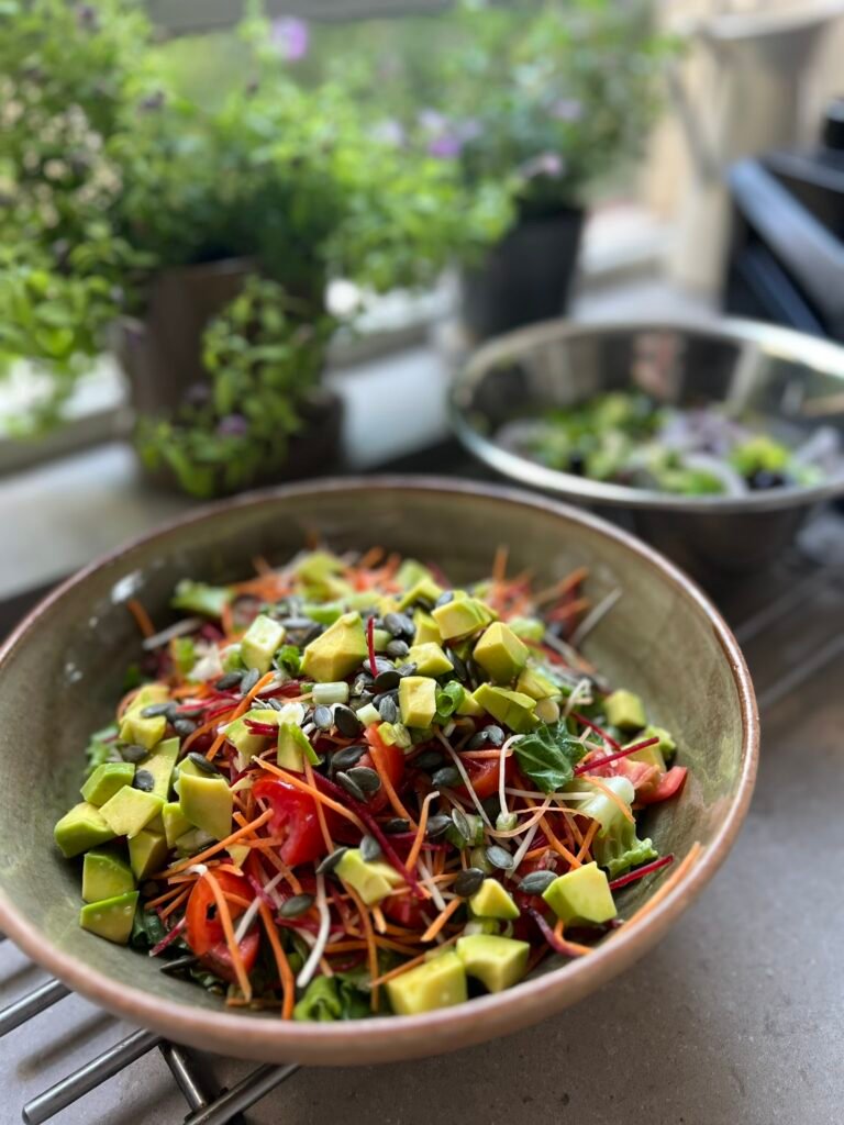 סלט שורשים ואבוקדו